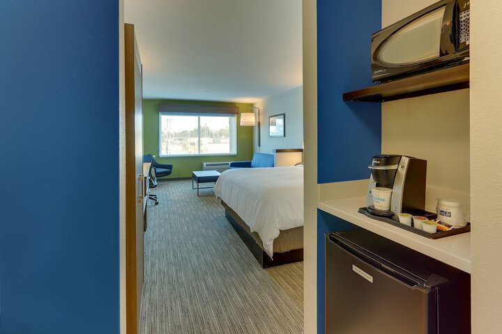 Holiday Inn Express & Suites Roanoke – Civic Center by IHG