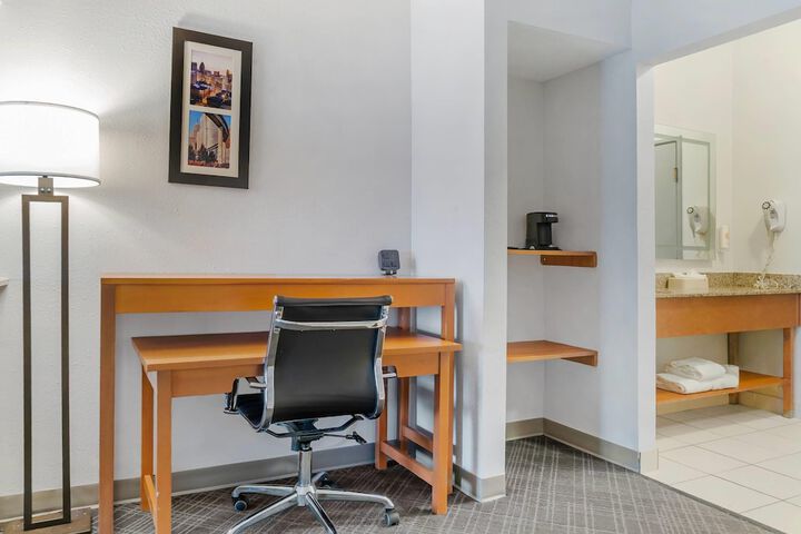 Comfort Suites Auburn Hills-Detroit