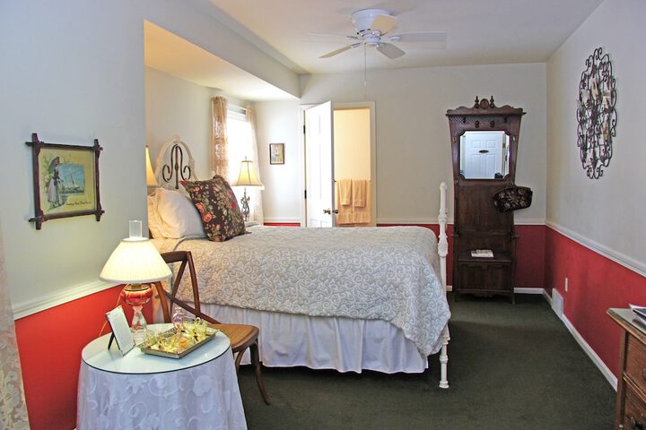 Eagle Harbor Inn
