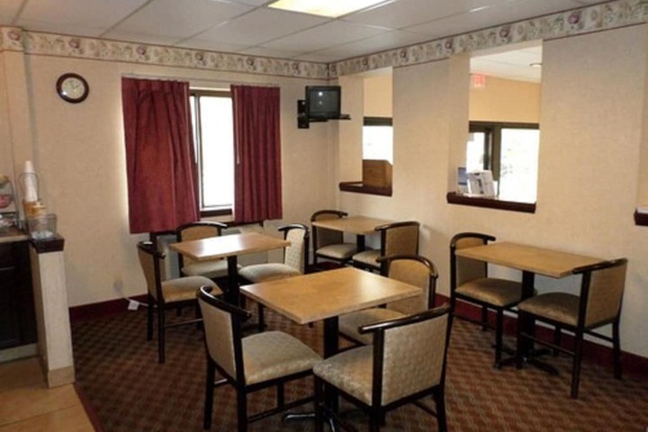 Travelodge by Wyndham Cleveland Lakewood
