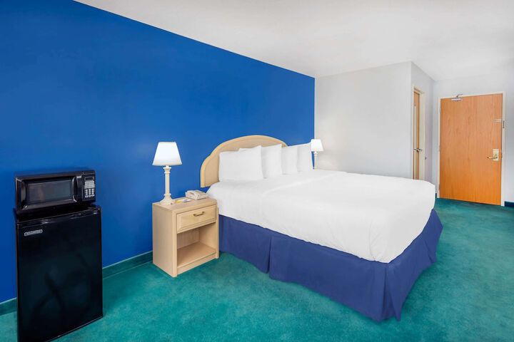 Room 10 of 32