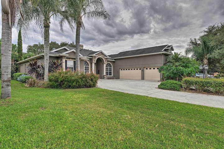 Elegant Valrico Home 15 Mi to Downtown Tampa!