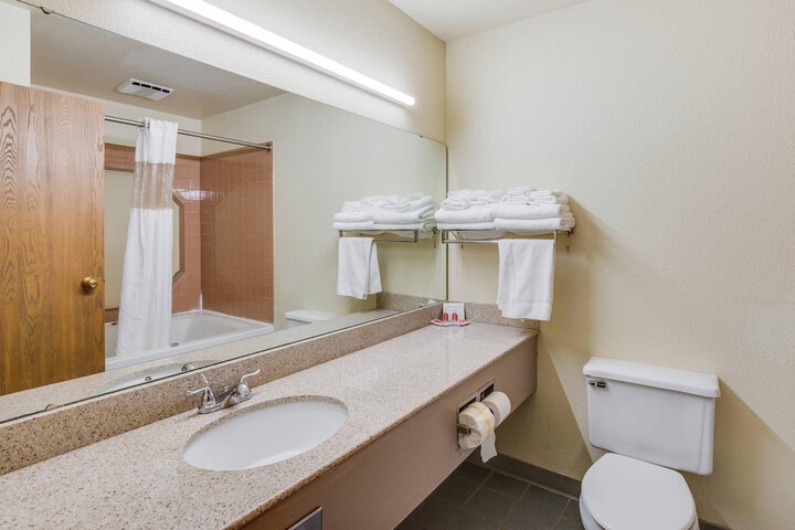 Econo Lodge Whitehall near Michigans Adventure