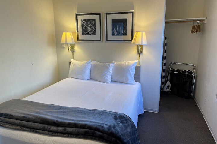 Crown Motel