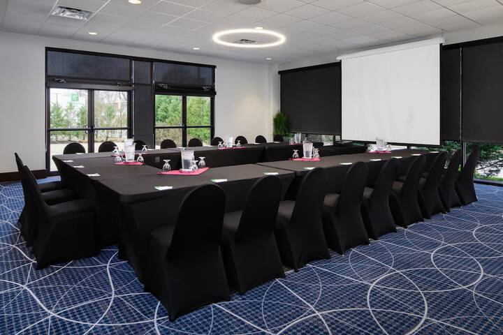 Holiday Inn Hotel & Suites Charleston West by IHG