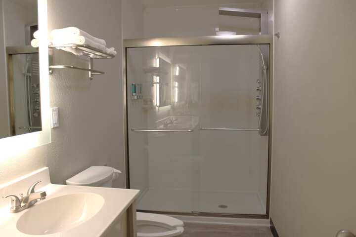 Boarders Inn & Suites by Cobblestone Hotels - Lamar