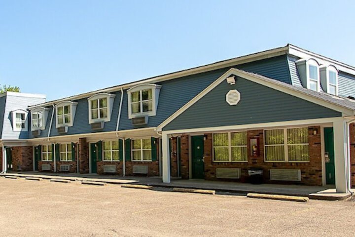 Country Squire Inn & Suites