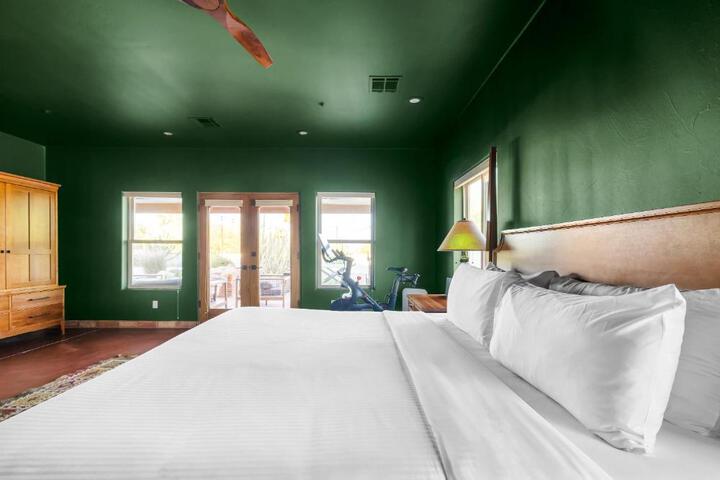 Grand Desert Getaway with Pool and Peloton with Sonos and Office