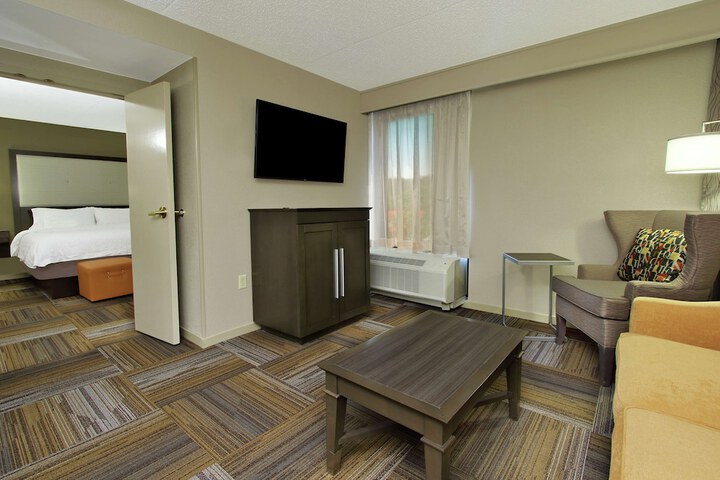 Room 32 of 60