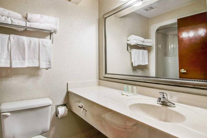 Comfort Suites near Robins Air Force Base