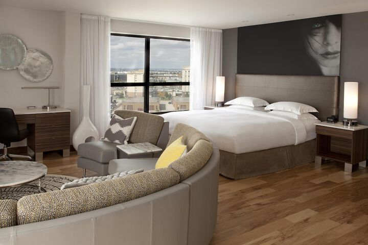Hilton Toronto Airport Hotel & Suites