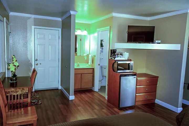 Room 10 of 33