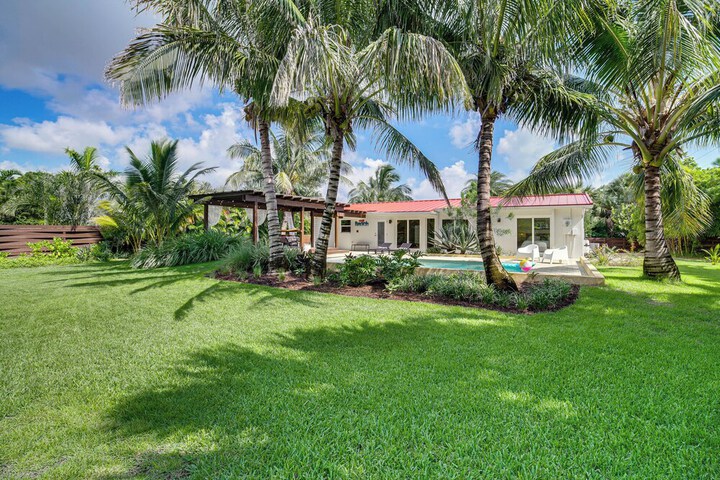 Private Oasis w / Pool: Walk to Melbourne Beach!