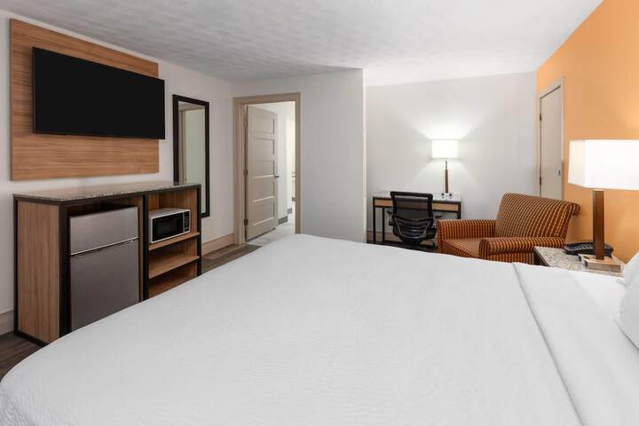 Howard Johnson by Wyndham Malden Boston Area