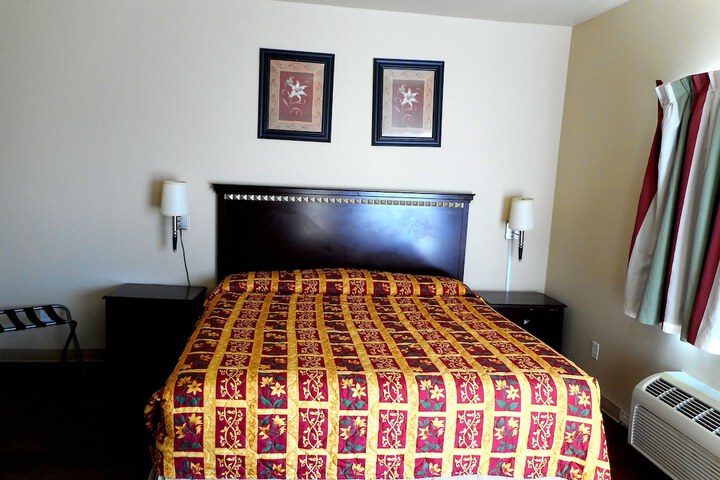 Crossroads Inn & Suites