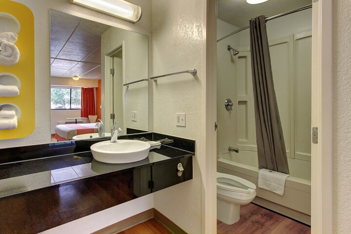 Room 17 of 33