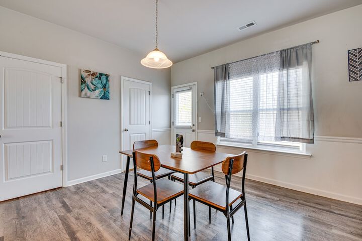 Union City Townhome: 17 Mi to Downtown Atlanta!