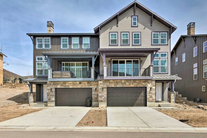 Inviting Hideout Townhome w / Balcony & Lake Views!