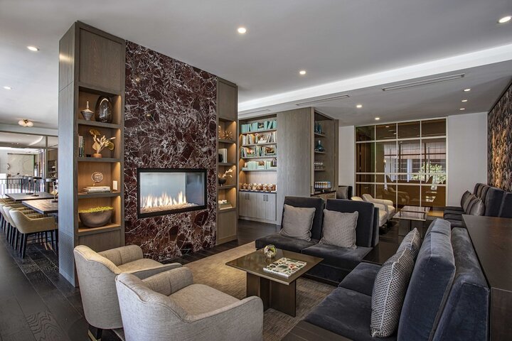 Lounge 63 of 84