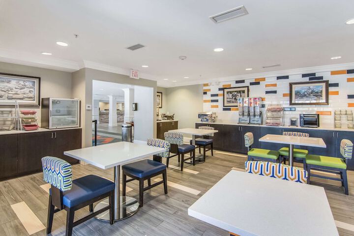 Breakfast/Coffee Service 33 of 38