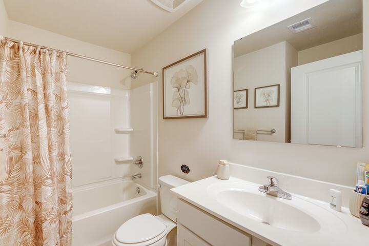 Sunlit Milford Townhome 2 Mi to Riverwalk!