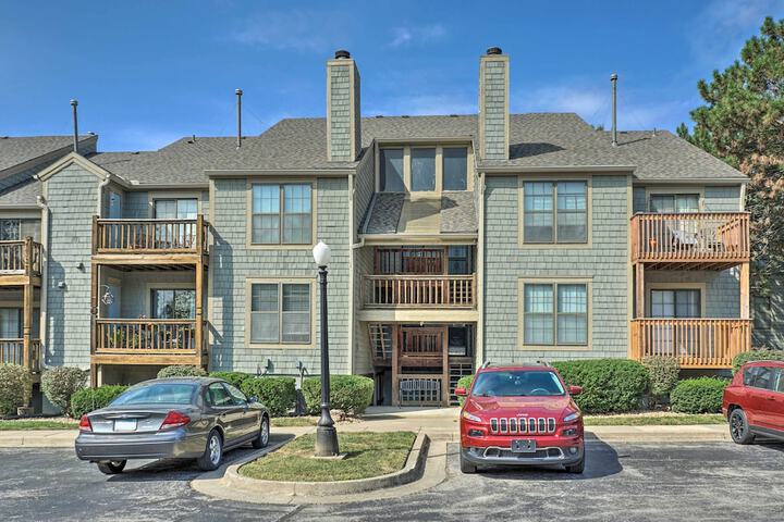 Shawnee Condo 10 Mi to Downtown Kansas City!