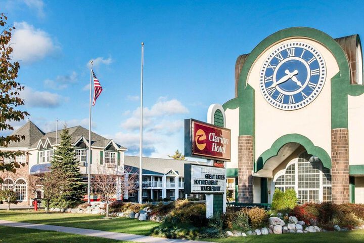 Clarion Hotel Mackinaw City Beachfront