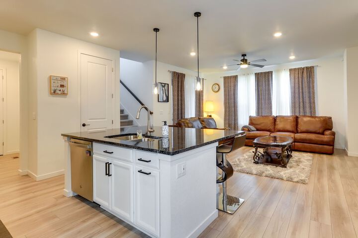 9 Mi to Airport: Commerce City Townhome w / Deck