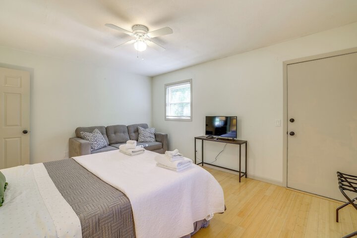 Home w / Trail Access & Fire Pit in Bella Vista!