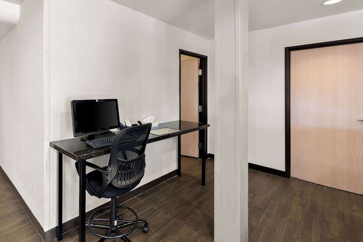 Business Center 78 of 84