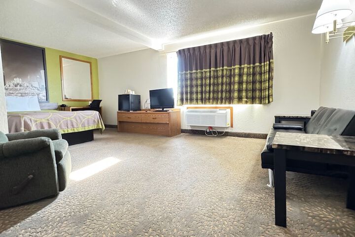 Super 8 by Wyndham Mokena / Frankfort /I-80