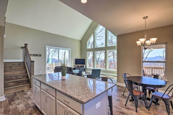 Charming Retreat w / Mtn Views: Walkable Location!