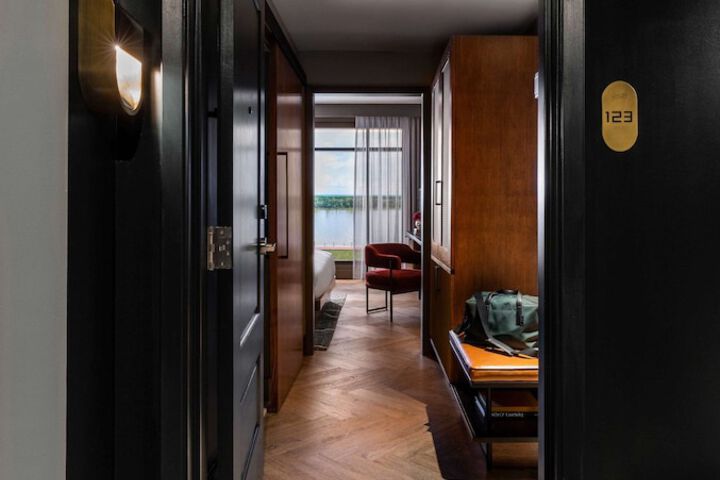 Room 51 of 92