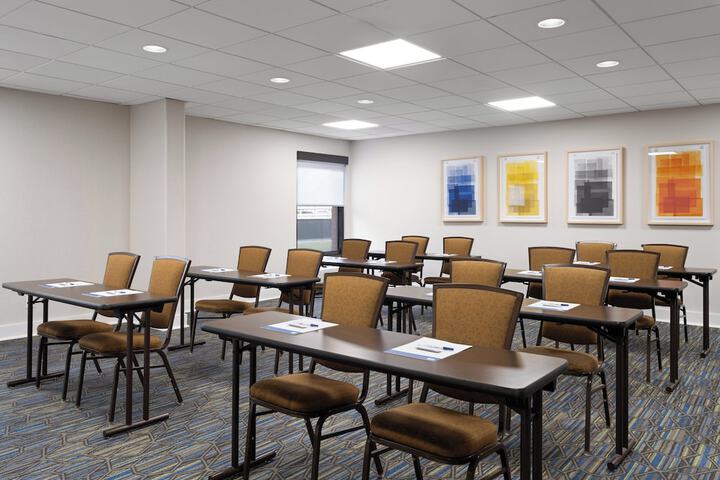 Holiday Inn Express Indianapolis Airport by IHG