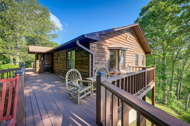 Cullowhee Mountain Retreat w / Deck and Fire Pit!