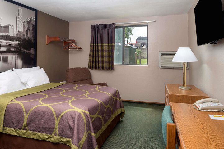Room 6 of 15