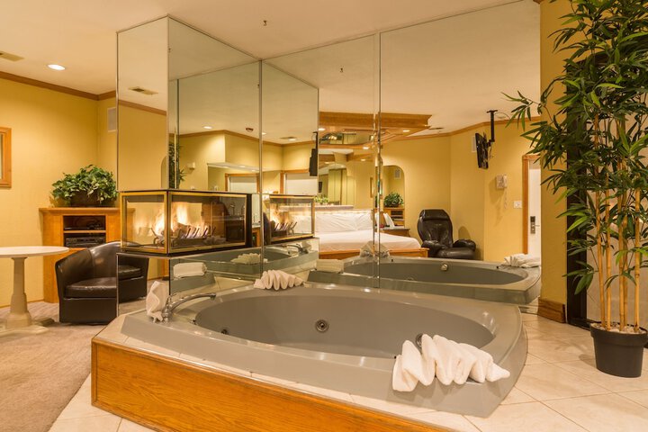 Hot Tub 61 of 63