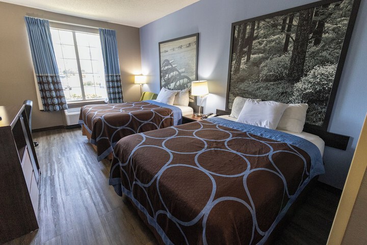 Super 8 by Wyndham Smithfield / Selma