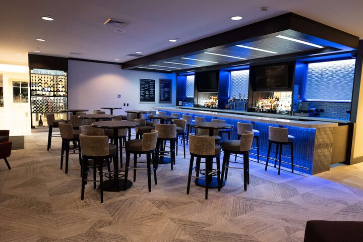 Lounge 77 of 82