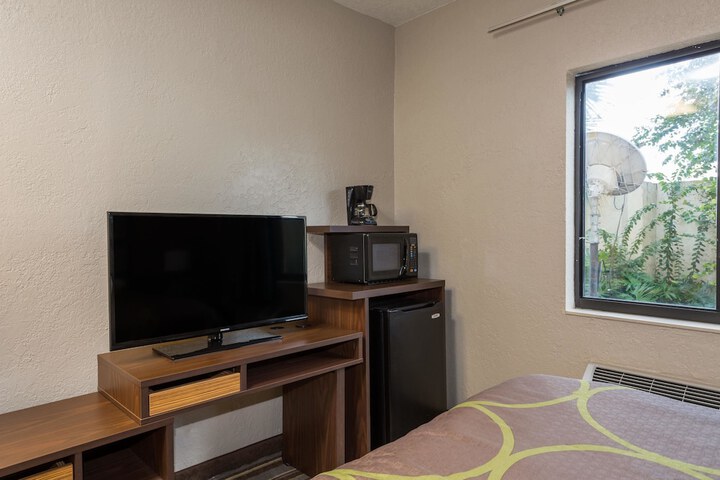 Room 4 of 16