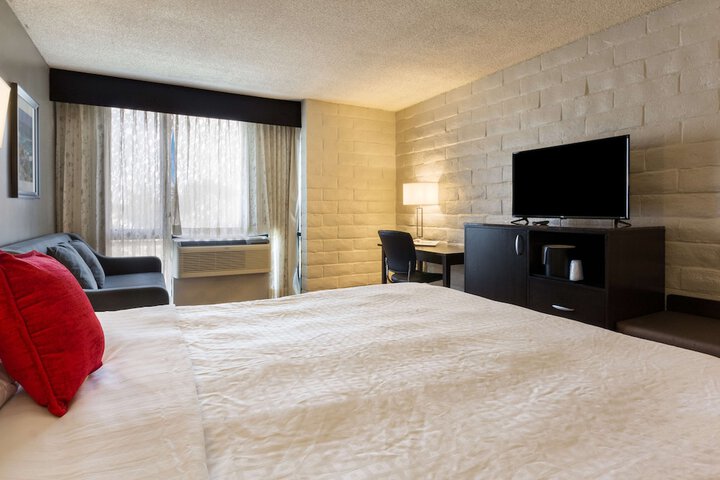 Room 13 of 37