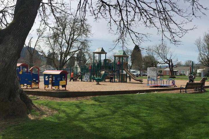 Adorable Home on the Park 10 Miles South of Eugene