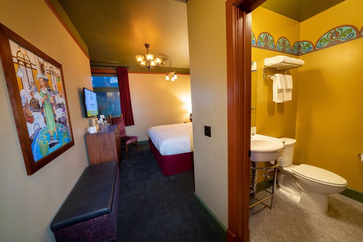Room 32 of 41