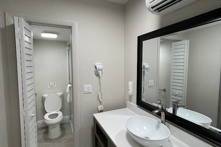 Room 65 of 77