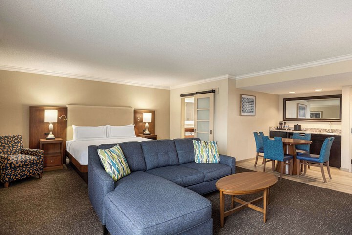 Doubletree by Hilton Fort Myers at Bell Tower Shops
