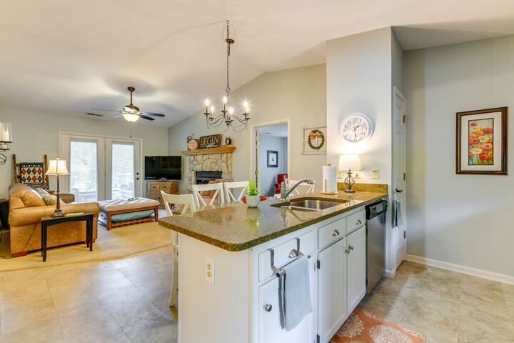 Bright Franklin Villa: Fireplace Golf Course View