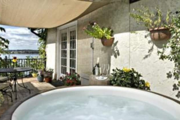The Lakehouse Bed & Breakfast