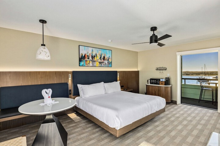 456 Embarcadero Inn & Suites