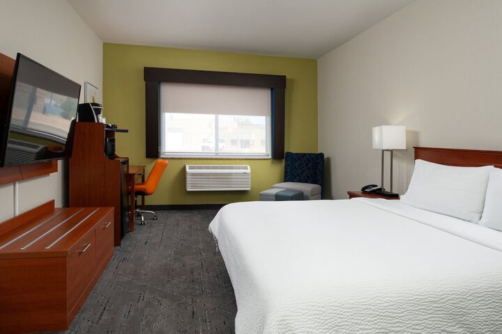 Holiday Inn Express Farmington - Bloomfield by IHG