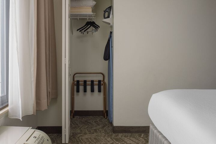 Room 32 of 46